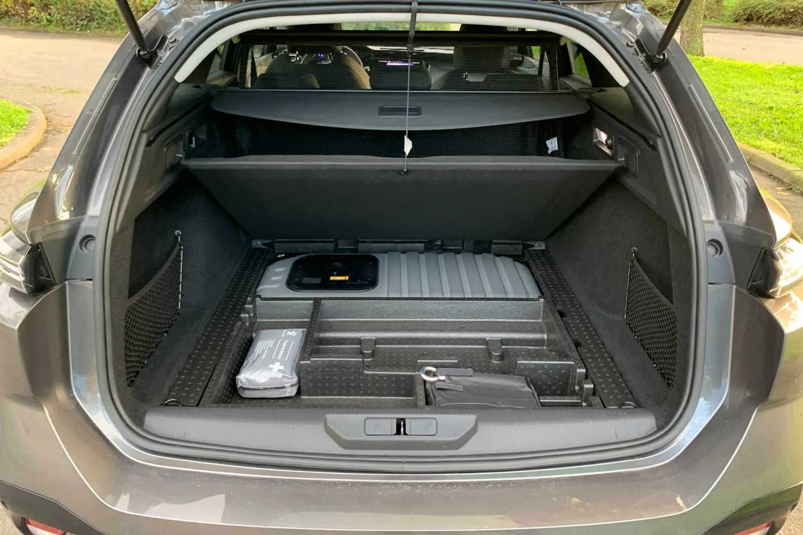 Unter dem Ladeboden des Peugeot 308 SW e-EAT8 gibt es noch Platz Kleinkram oder das Ladekabel.
